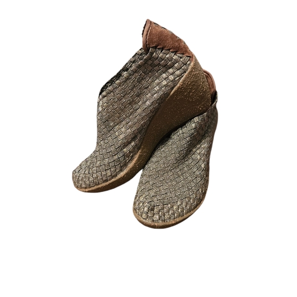 Bernie Mev Women's  Memory Foam Insoles Bronze Wedge Pump Shoes Size 38-7M - Picture 3 of 10